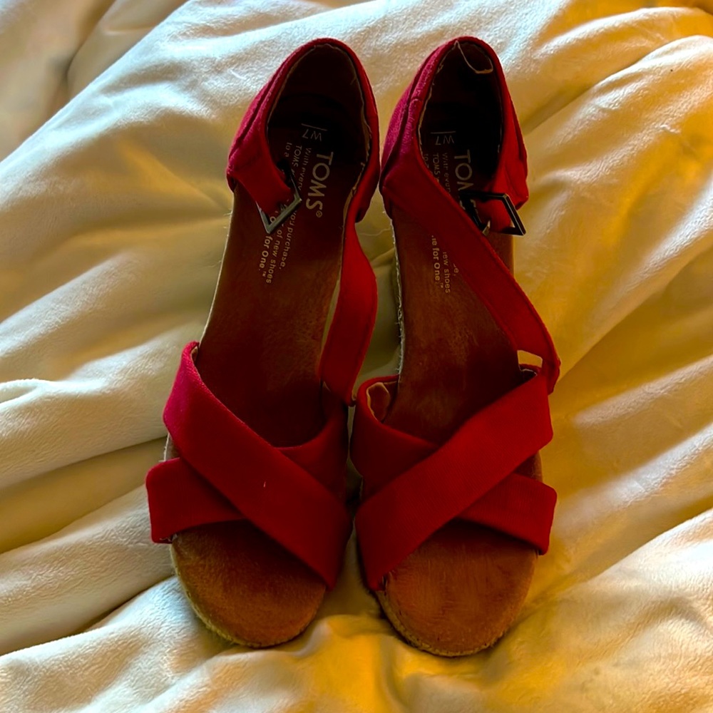 Tom’s red heals